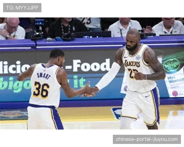 花絮镜头：詹姆斯在替补席为队友讲解防守轮转画面引发热议
